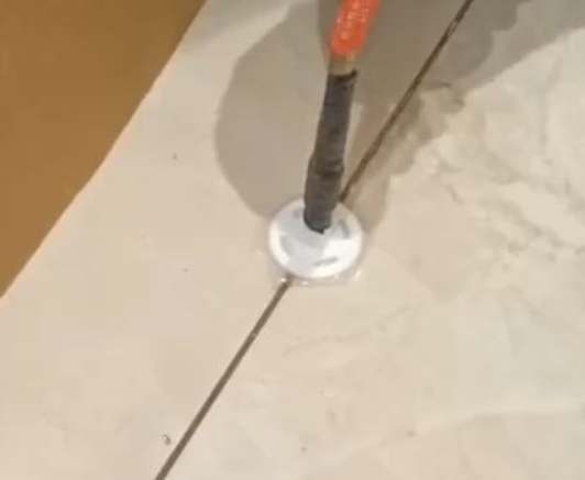 柳河瓷砖空鼓维修公司专业解答瓷砖在铺贴过程中，如果没有涂抹均匀到位的粘结材料（如水泥砂浆或瓷砖胶），可能会导致以下问题