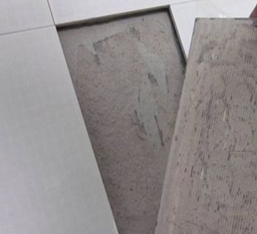 柳河瓷砖空鼓维修公司分享瓷砖铺贴时如果打浆（即涂抹在瓷砖背面和基层上的砂浆或瓷砖胶）过少，会带来以下问题